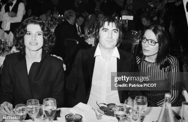 Fanny Ardant, Serge Lama et Nana Mouskouri lors de la soirée de la 1ère du chanteur au Palais des Congrès à Paris le 30 janvier 1981, France.