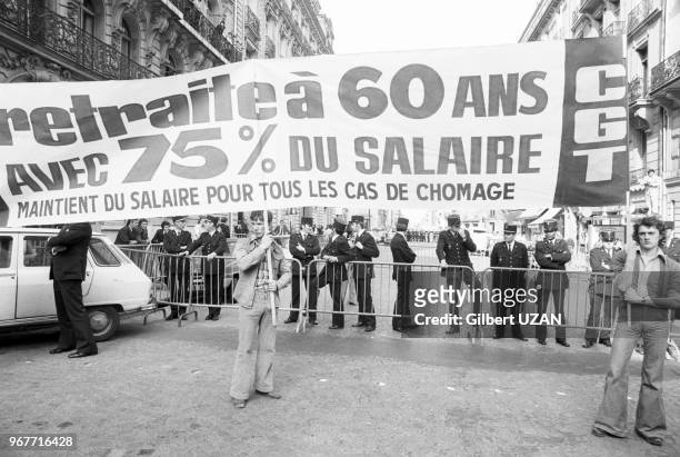 Manifestation de militants de la CGT contre une réforme de la retraite à 60 ans à Paris le 23 avril 1975, France.