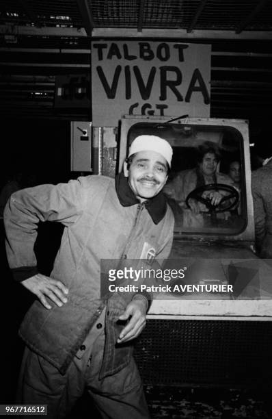 Ouvrier de l'usine Talbot de Poissy en grève le 16 décembre 1983, France.