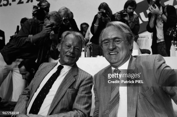 Ancien Chancelier, Willy Brandt et Johannes Rau, futur candidat à la Chancellerie, assistent au Congrès du SPD le 25 août 1986 à Nuremberg, RFA.