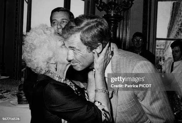 Jean-Paul Belmondo reçoit la médaille de la légion d'honneur en présence de sa mère Madeleine le 23 septembre 1980, Paris, France.