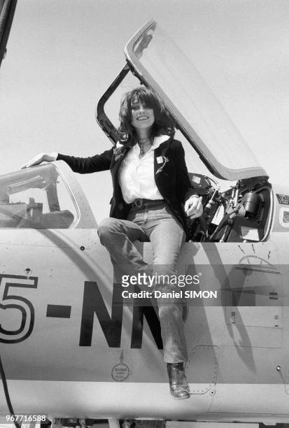 Marie-Hélène Breillat, marraine du nouveau Mirage F1, lors du baptême sur la base aérienne d'Orange le 27 avril 1975, France.