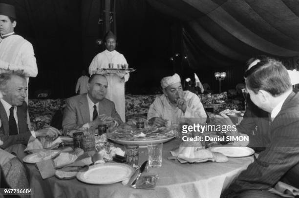Déjeuner sous la tente lors du dernier jour du voyage de François Mitterrand, en compagnie du roi Hassan II le 29 janvier 1983 à Rabat au Maroc.