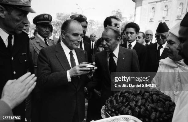 François Mitterrand, accueilli par le roi Hassan II dès son arrivée, a gouté selon la tradition aux dattes et au lait offerts par les notables de...