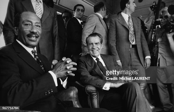 Anouar el-Sadate et le président américain Richard Nixon dans le train entre Le Caire et Alexandrie le 14 juin 1974, Egypte.