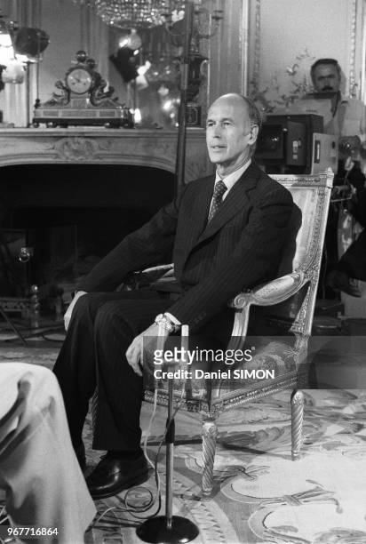 Le président français Valéry Giscard d'Estaing répond aux journalistes lors d'un entretien à l'Elysée le 26 aout 1976, Paris, France.