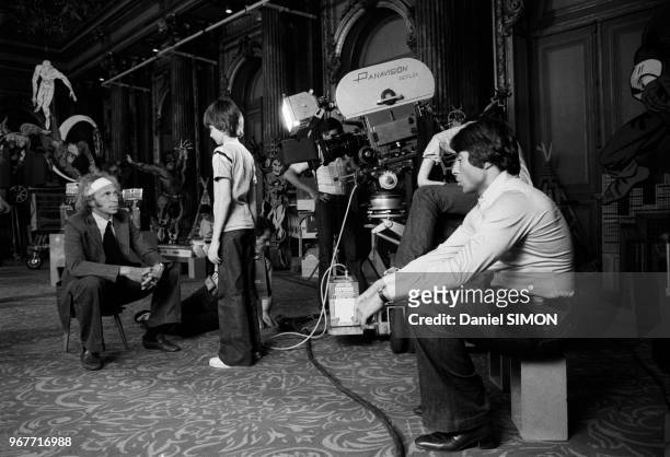 Pierre Richard, Fabrice Gréco sous la direction du réalisateur Francis Weber lors du tournage du film 'Le jouet' à Paris le 31 aout 1976, France.