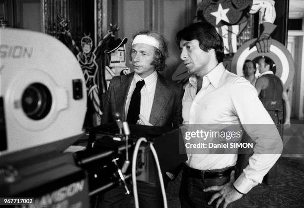 Pierre Richard et le réalisateur Francis Weber lors du tournage du film 'Le jouet' à Paris le 31 aout 1976, France.