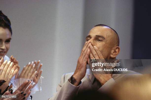 Portrait du couturier Thierry Mugler lors du défilé de sa collection automne-hiver le 17 juillet 1999 à Paris, France.