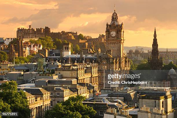 edinburgh cityscape - edinburgh scotland stockfoto's en -beelden
