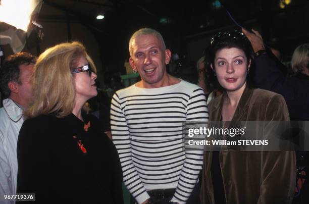 Catherine Deneuve, sa fille Chiara Mastroianni et Jean-Paul Gaultier au défilé du couturier à Paris le 17 octobre 1995, France.