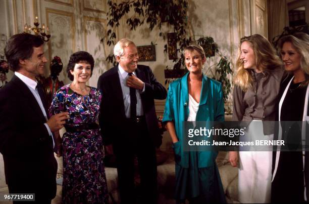 Jean-Marie Le Pen dans l'émission de télévision 'Questions à domicile' avec ses filles Yann, Marine et Marie-Caroline et à gauche les présentateurs...