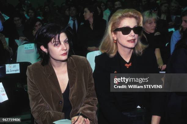Catherine Deneuve et sa fille Chiara Mastroianni lors du défilé de Jean-Paul Gaultier à Paris le 17 octobre 1995, France.