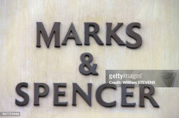 Magasin Marks & Spencer après l'annonce de la fermeture des magasins français par la chaîne britannique le 30 mars 2001 en France.