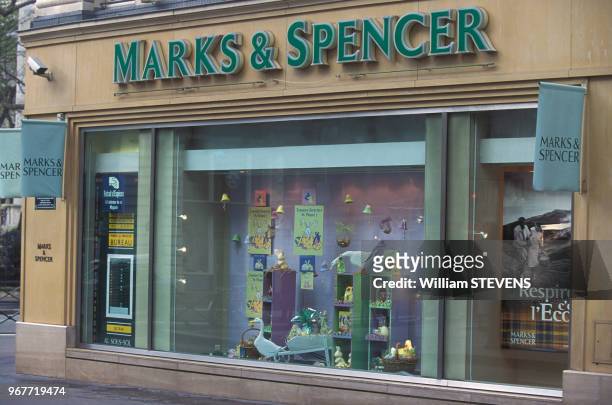 Magasin Marks & Spencer après l'annonce de la fermeture des magasins français par la chaîne britannique le 30 mars 2001 en France.