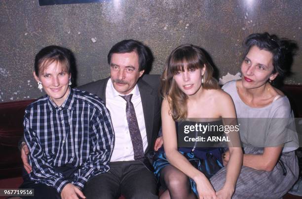 Sophie Duez en famille lors d'une soirée au palace à Paris le 25 mars 1988, France.