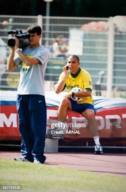 Portrait du footballeur brésilien Ronaldo pendant l'entraînement de son équipe, au téléphone, le 18 juin 1998 à Ozoir-la-Ferrière, France.