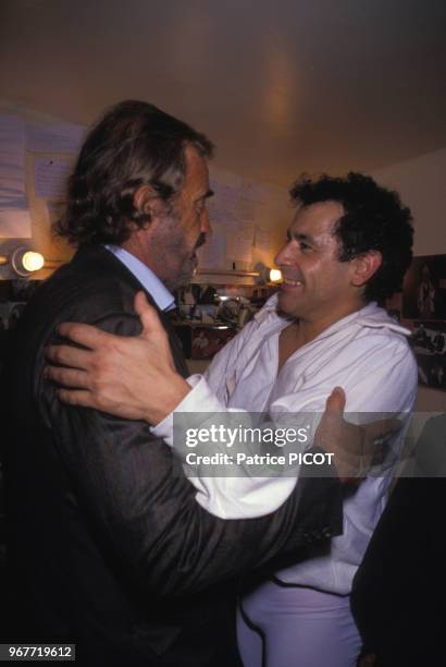 Jean-Paul Belmondo félicite Francis Perrin après la générale de 'Scapin' le 24 octobre 1989 à Paris, France.