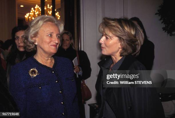 Bernadette Chirac et Claire Chazal après le défilé Dior à Paris le 22 janvier 1996, France.