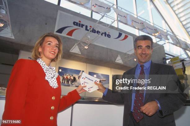 Lofty Belhassine inaugure la ligne Paris-Nice avec sa compagnie Air Liberté le 20 janvier 1996 à Roissy, France.