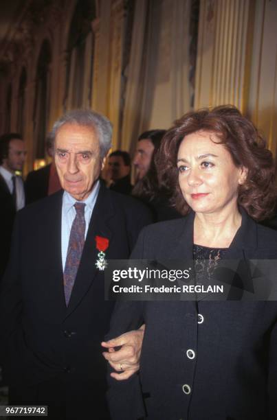 Michelangelo Antonioni reçoit la légion d'honneur en compagnie de sa femme Paris le 21 janvier 1996, France.