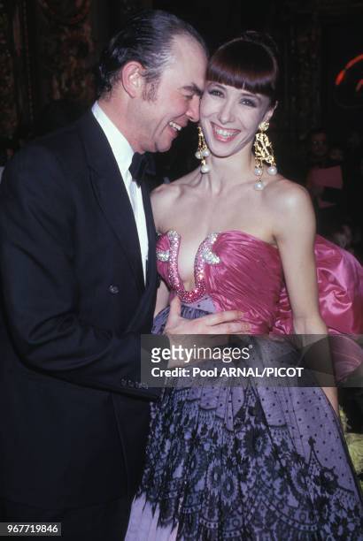 Christian Lacroix et Sylvie Guillem à la soirée du lancement du parfum 'C'est la Vie' le 21 janvier 1990 à Paris, France.