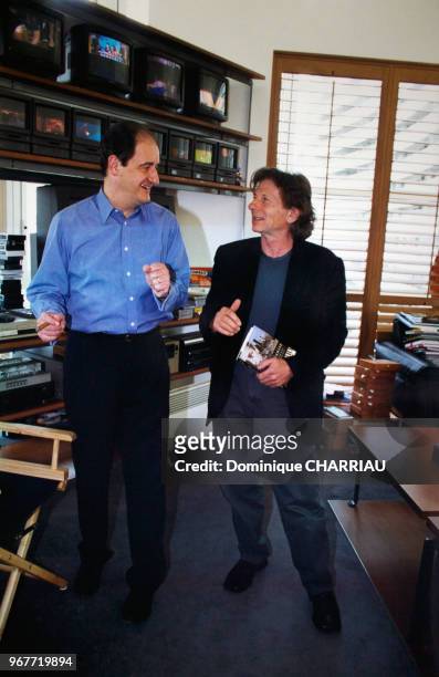 Portrait de Pierre Lescure et du cinéaste Roman Polanski lors de la signature du financement par Lescure du prochain film de Polanski le 27 juin 2000...