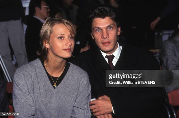 Marc Lavoine et sa femme Sarah lors d'un défilé de mode masculine à Paris le 28 janvier 1996, France.