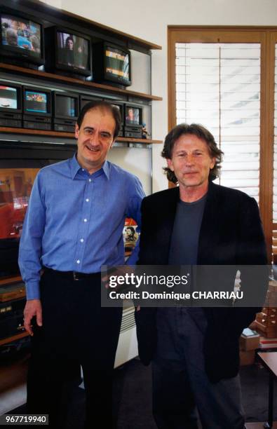 Portrait de Pierre Lescure et du cinéaste Roman Polanski lors de la signature du financement par Lescure du prochain film de Polanski le 27 juin 2000...