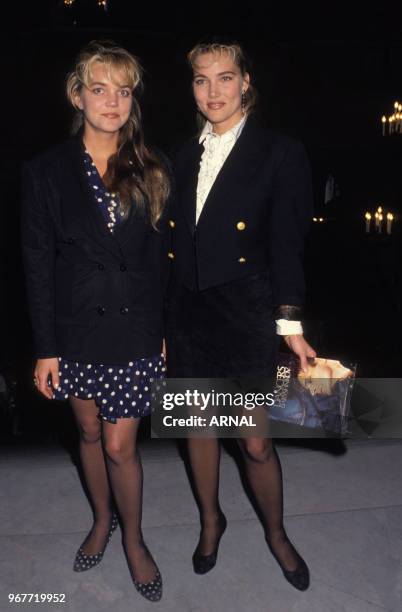 Jenna de Rosnay et sa soeur Anna lors d'une soirée à Paris le 18 avril 1988, France.