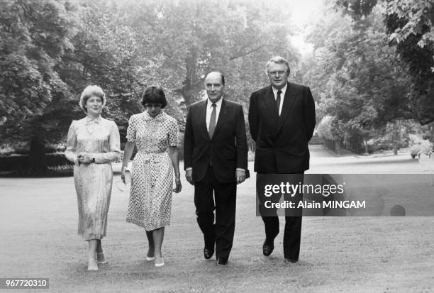 Portrait du président de la République François Mitterrand et de son épouse Danièle, au centre, et du premier ministre Pierre Mauroy et de son épouse...