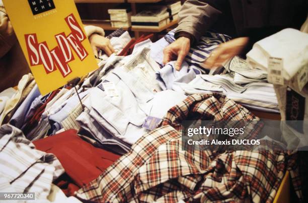 Les soldes dans un magasin d'habillement à Paris, le 15 janvier 2000, France.