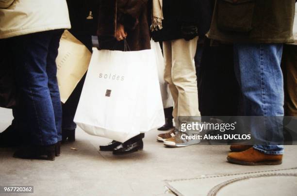 File d'attente devant un magasin pendant la période des soldes le 15 janvier 2000 à Paris, France.