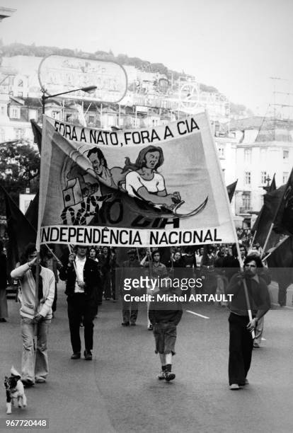 Des manifestants portugais munis de banderoles manifestent contre l'OTAN devant l'ambassade américaine le 27 mai 1975 à Lisbonne, Portugal.