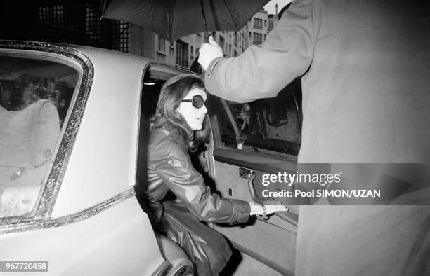 Jackie Onassis regagne son domicile parisien Avenue Foch après la mise en bière de son mari Aristote Onassis à Paris le 18 mars 1975, France.