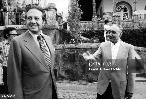 Portrait du ministre des Affaires Etrangères portugais Mario Soares et du Général Spinola en vacances au Palace Hotel le 27 août 1974 à Bucaco,...