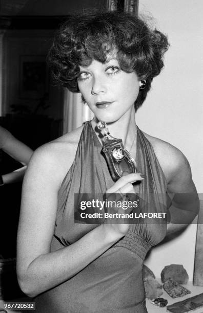 Linda Thorson, l'actrice britannique de la série 'Chapeau melon et bottes de cuir' à Paris le 30 mars 1975, France.