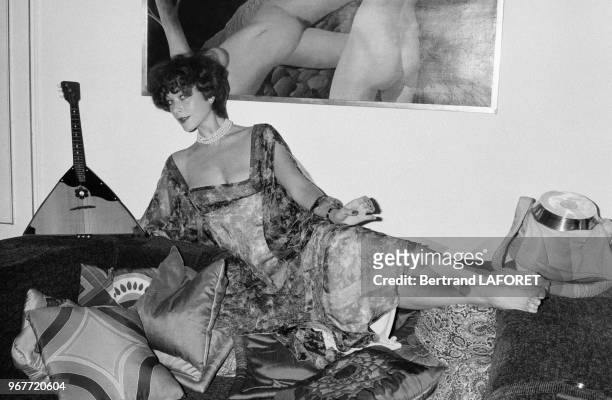 Linda Thorson, l'actrice britannique de la série 'Chapeau melon et bottes de cuir' à Paris le 30 mars 1975, France.