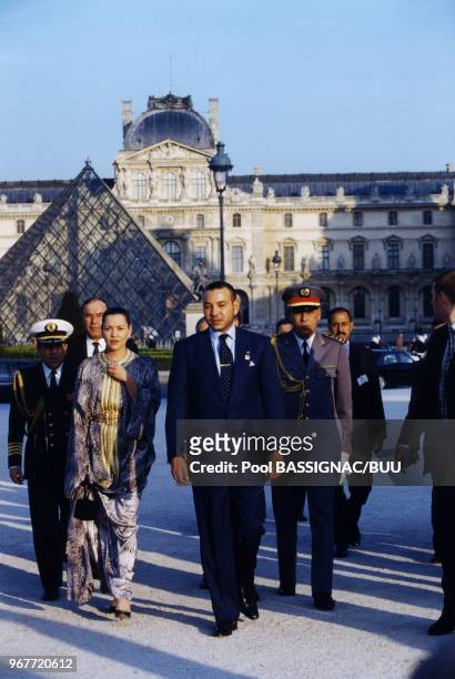 Le roi du Maroc Mohammed VI devant le musée du Louvre le 21 mars 2000 à Paris, France.