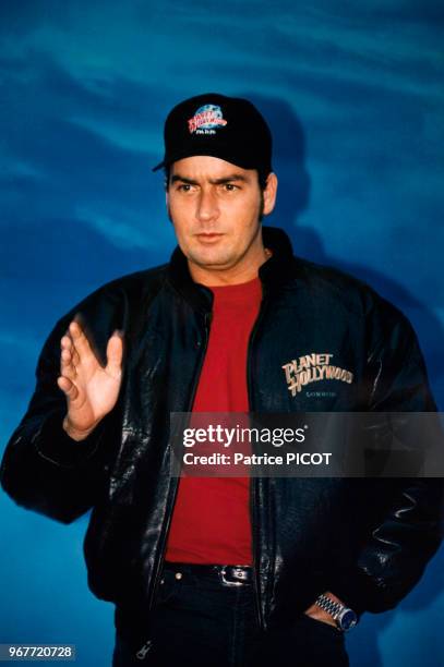 Charlie Sheen laisse ses empreintes au Planet Hollywood à Paris le 22 novembre 1994, France.