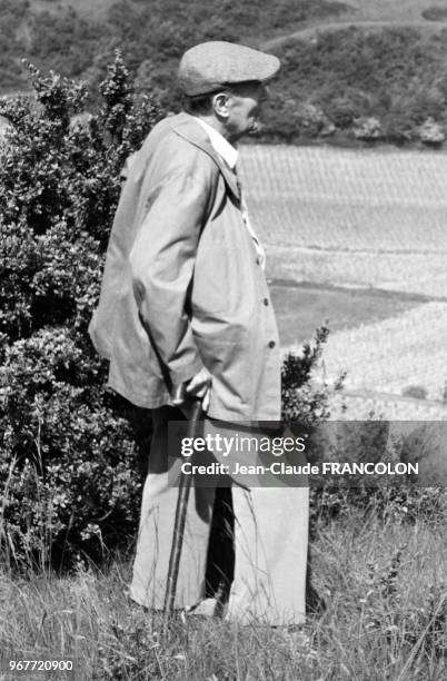 Portrait de François Mitterrand, président de la République française, en vacances le 26 mai 1985 à Solutré, France.