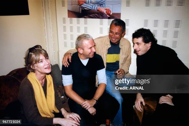 Jean-Marie Perrier expose ses photos en présence de Françoise Hardy, Jean-Paul Gaultier et Patrick Bruel le 26 novembre 1998 à Paris, France.