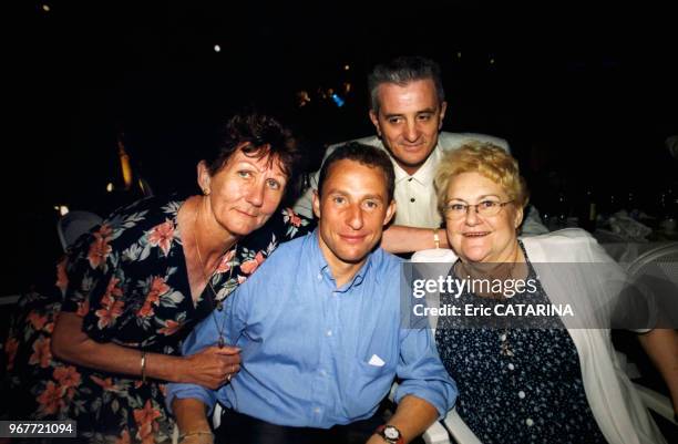 Jean-Pierre Papin et sa mère lors de son jubilé au Stade Vélodrome à Marseille le 30 mai 1999, France.