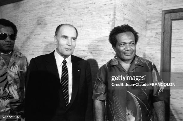 Portrait du président français François Mitterrand et du dirigeant du FLNKS Jean-Marie Tjibaou le 19 janvier 1985 à Nouméa, France.