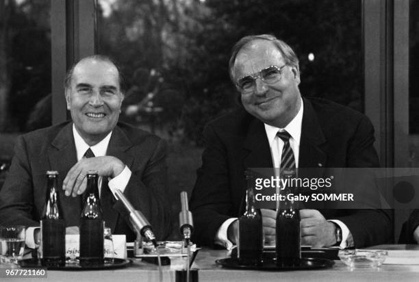 Portrait du président français François Mitterrand et du chancelier allemand Helmut Kohl lors d'un sommet franco-allemand le 25 novembre 1983 à Bonn,...