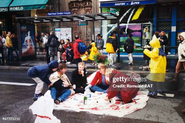 Parisiens mangeant dans la rue dans le quartier de l'Opéra lors de 'l'incroyable pique-nique' organisé lors de la fête nationale le 14 juillet 2000 à...