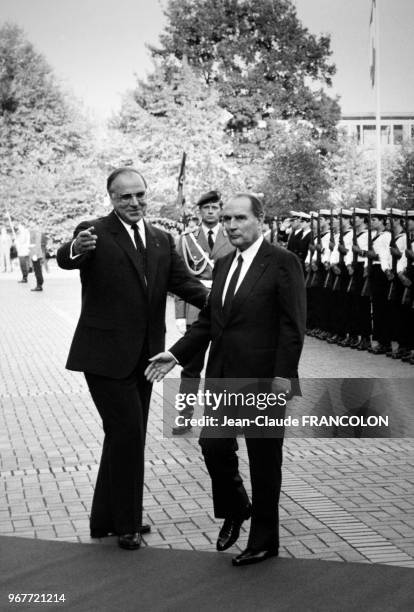 Portrait du président français François Mitterrand et du chancelier allemand Helmut Kohl lors d'un sommet franco-allemand le 21 octobre 1982 à Bonn,...