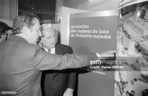 Le ministre de l'industrie Michel d'Ornano et M. Giraud, à l'anniversaire du CEA , à Paris, en France, le 21 octobre 1975.