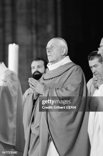 Monseigneur Marty célèbre une messe lors de l'enterrement du cardinal Danielou à la Cathédrale Notre-Dame de Paris le 24 mai 1974, France.