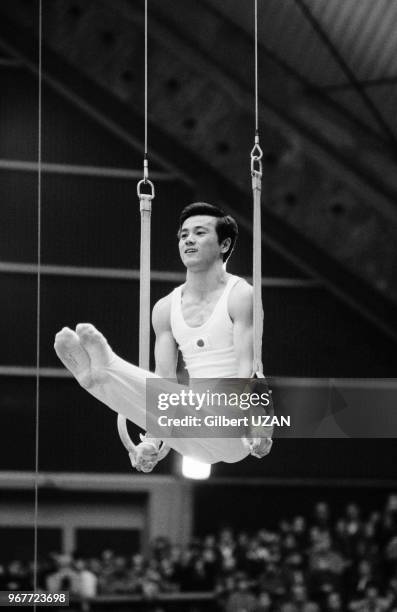 Un gymnaste aux anneaux lors d'un tournoi de gymnastique à Saint-Ouen le 29 octobre 1974, France.